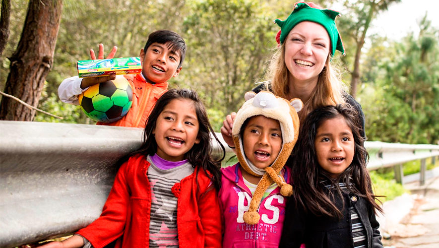 Recaudan regalos de Navidad para los niños de la carretera a Tecpán en diciembre 2019