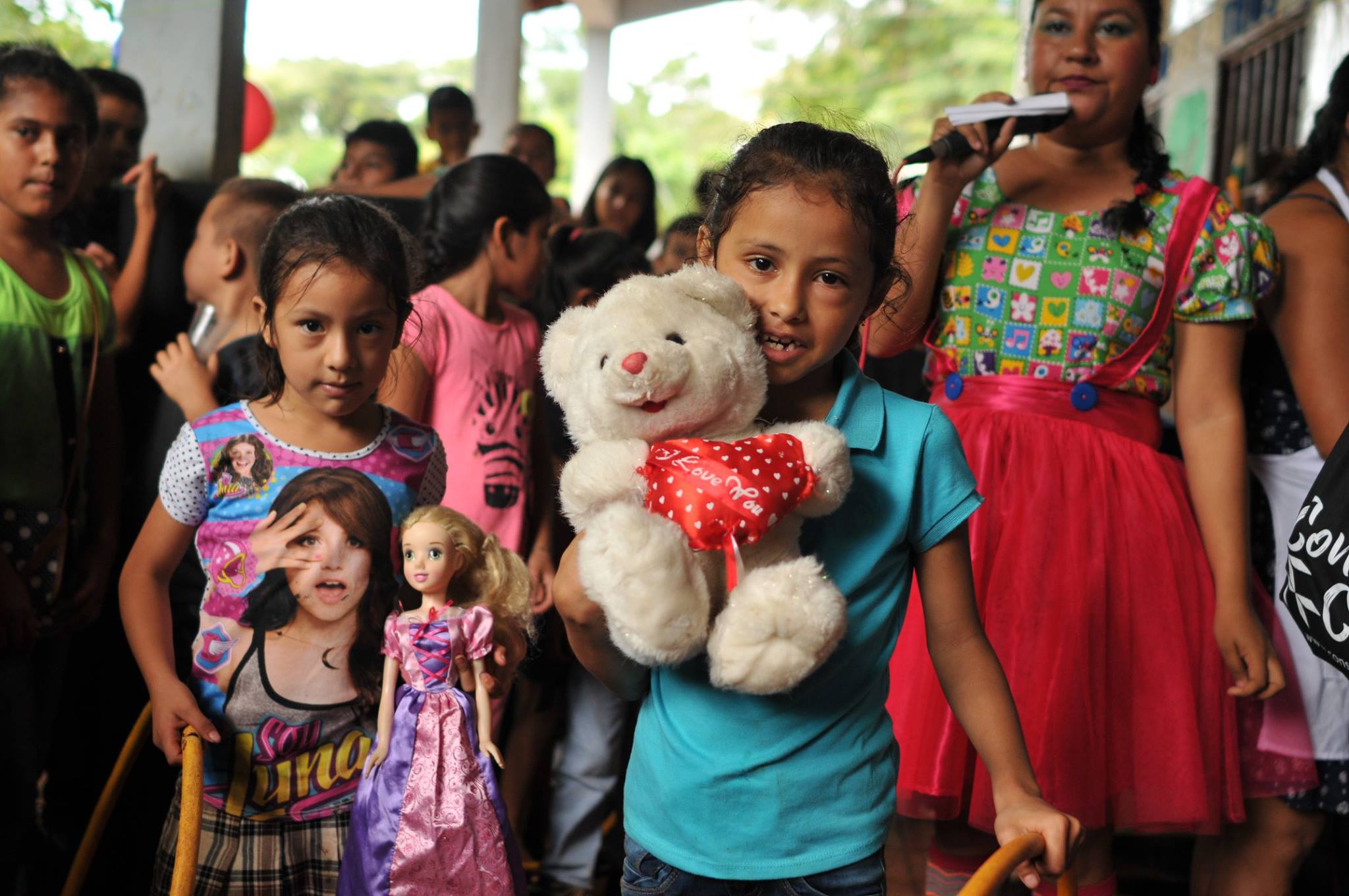 Recaudan regalos de Navidad para los niños de la carretera a Tecpán