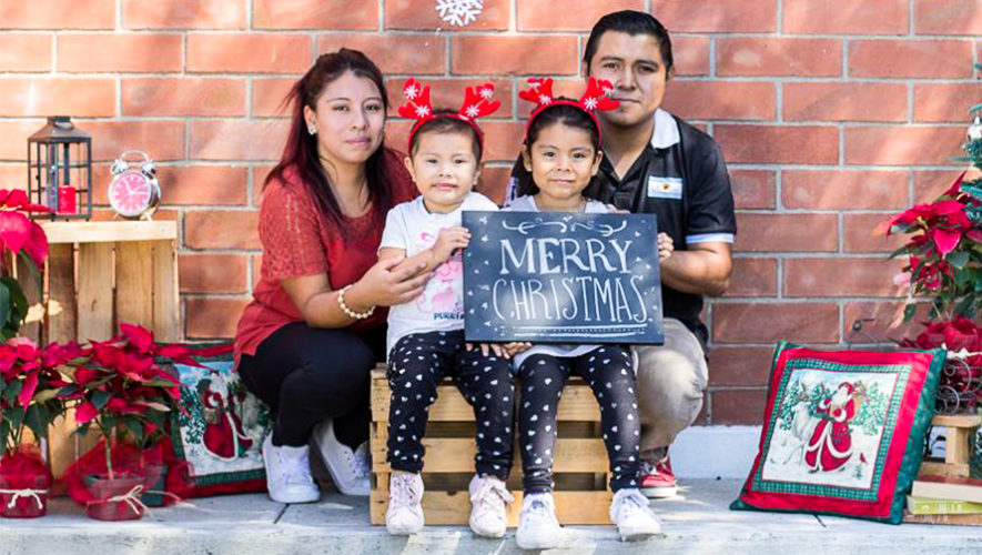 Sesión de fotos navideñas a cambio de víveres en la Ciudad de Guatemala en diciembre 2019