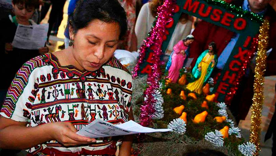 Tradicional posada navideña en un museo de Guatemala