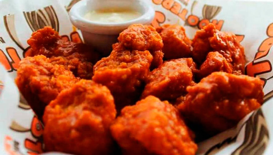 Alitas gratis al triturar la foto de tu expareja en Hooters