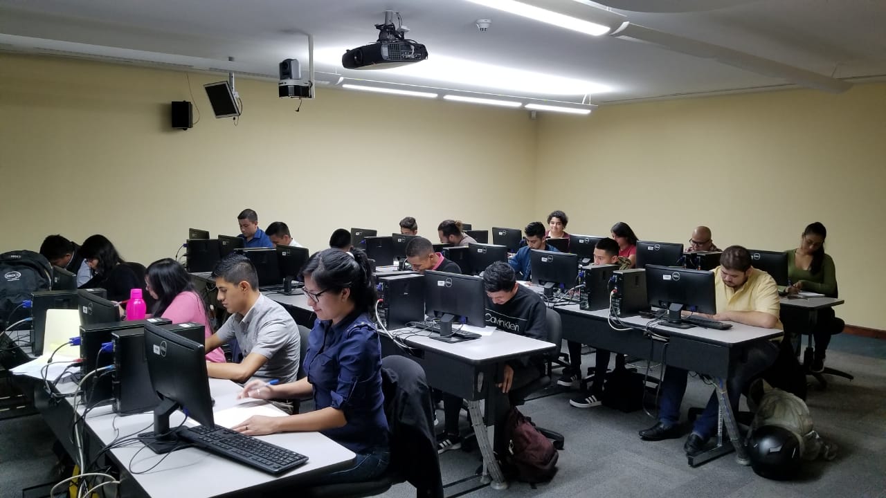 Convocatoria de becas completas para servicio al cliente 
