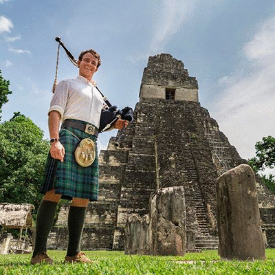 Escocés interpretó una melodía con su gaita en el Cerro de la Cruz, Antigua Guatemala