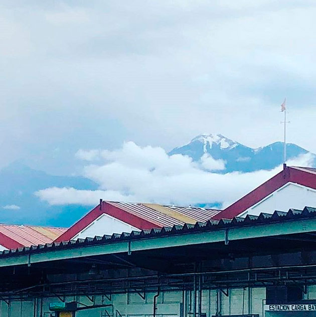 Volcán Acatenango nieve en la cima