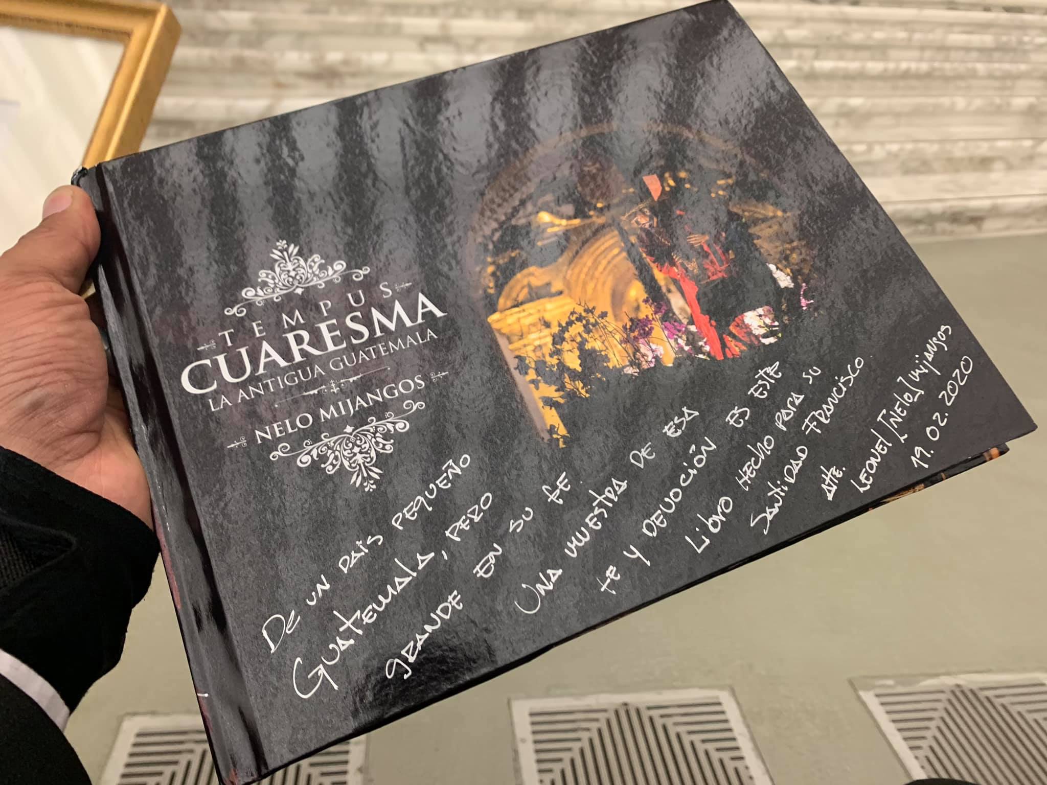 Papa Francisco recibió libro con fotografías guatemaltecas de Semana Santa