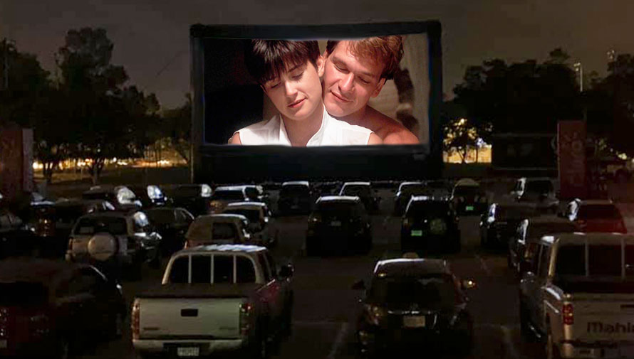 Proyección de la película Ghost, la sombra del amor en autocinema