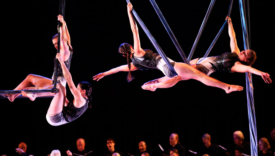 Show gratuito de danza aérea con música en vivo