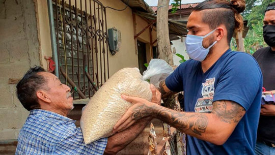 COVID-19: Carlos Estrada entregó víveres a personas de escasos recursos en San Marcos