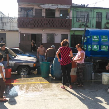 Cementos Progreso regala agua potable a vecinos de Zona 6 Ciudad de Guatemala 2