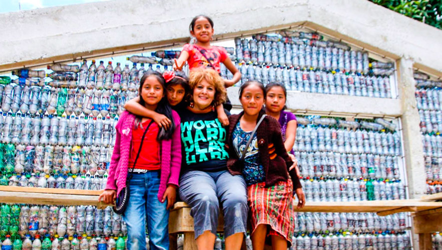 Construirán escuelas con más de 31,000 ecoladrillos en Chimaltenango