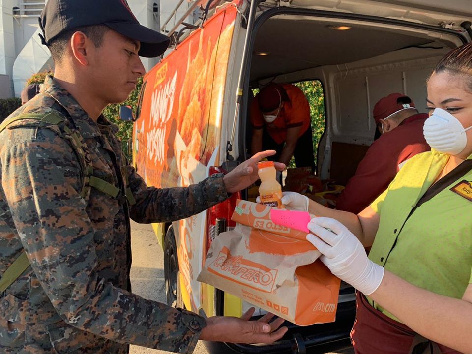 Dona comida Pollo Campero a servidores públicos por el Coronavirus