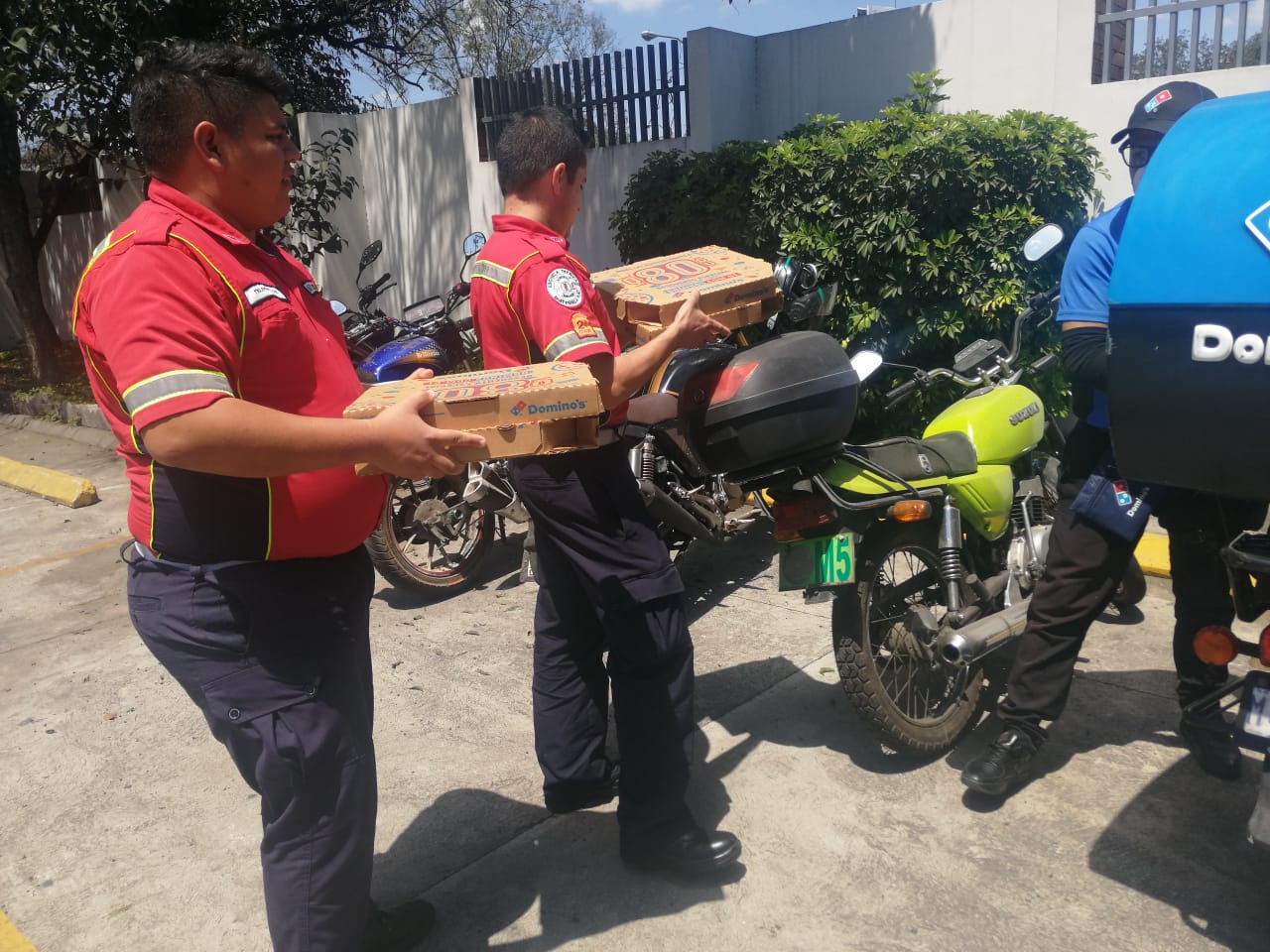 Donan pizzas a Bomberos en Guatemala