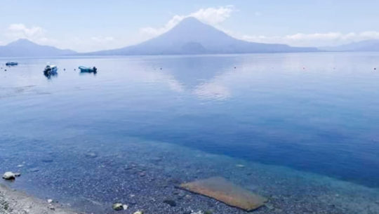 El Lago de Atitlán luce más limpio y claro durante la emergencia por el COVID-19