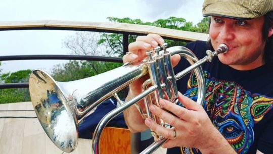 Jacobo Nitsch, de Malacates Trebol Shop, interpreta el Himno Nacional desde su balcón