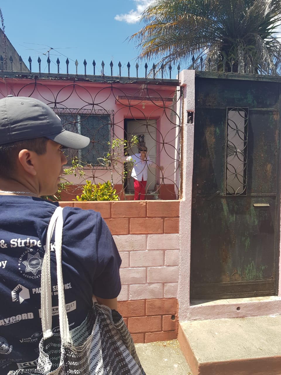 Vecinos guatemaltecos sorprenden con bonita iniciativa que ayuda a adultos mayores 2020