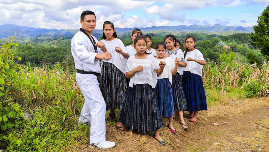 Las mujeres de Tipulcán que practican Taekwondo en traje típico