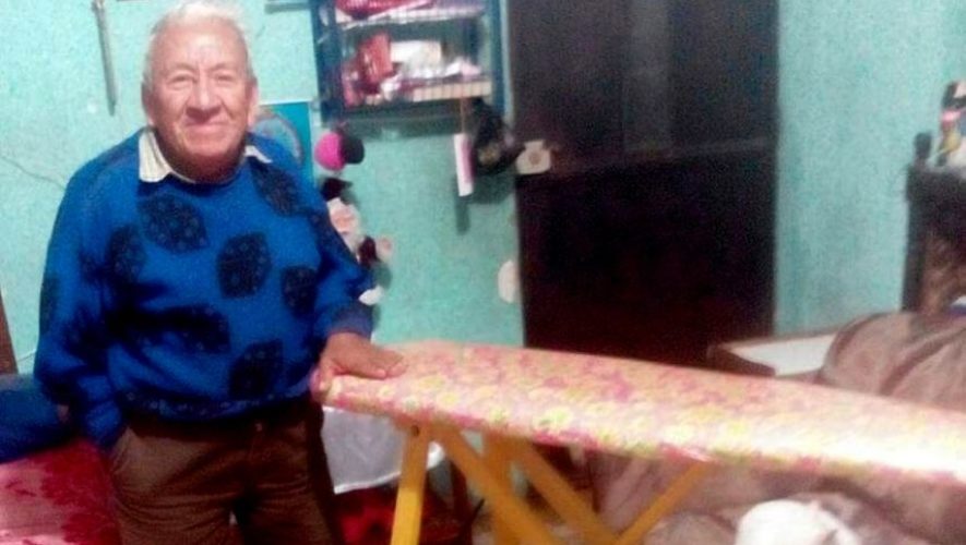 Abuelito vende planchadores artesanales desde su casa durante el COVID-19