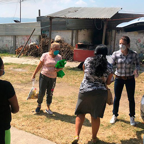 Bolsas de víveres fueron donadas a 120 familias de FUNOG en Guatemala