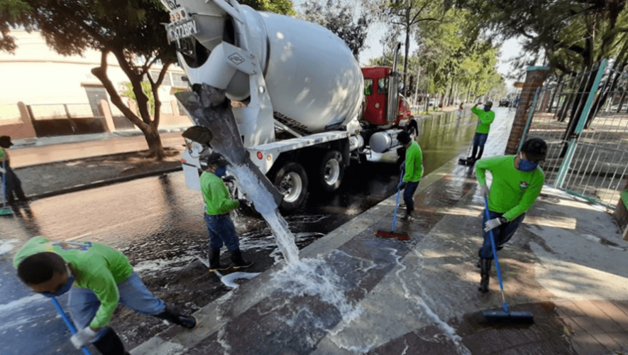 COVID-19 Equipos de trabajo de Mixto Listo y las municipalidades desinfectan las calles 2020