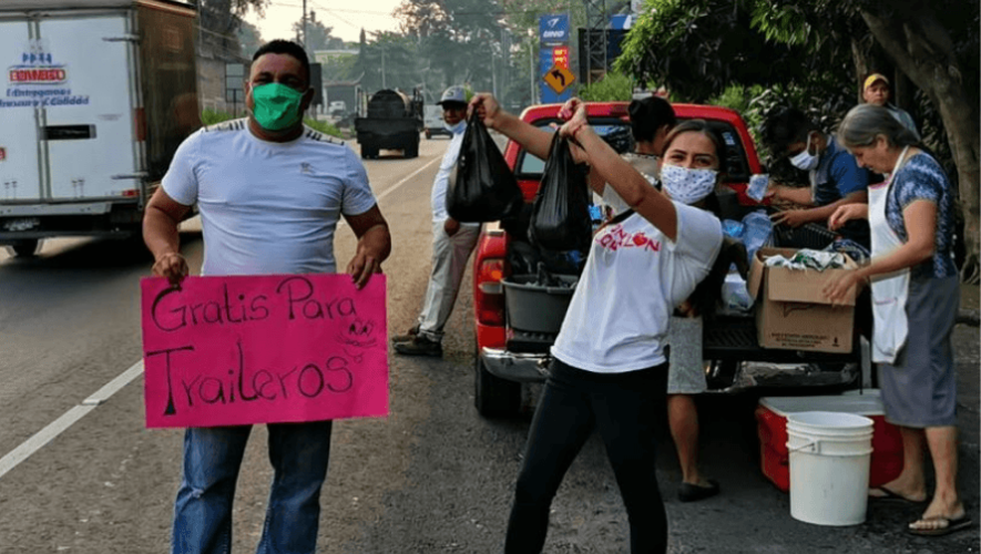 COVID-19 Familias de Suchitepéquez regalaron paches a traileros en la carretera