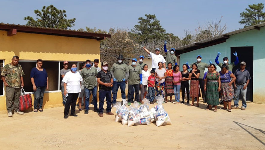 COVID-19: Guatemaltecos se unen para entregar kits de alimentos a familias