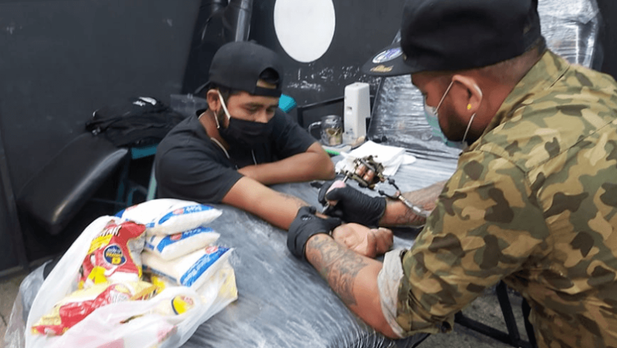 COVID-19 Originario de Quetzaltenango hace tatuajes a cambio de víveres para donar
