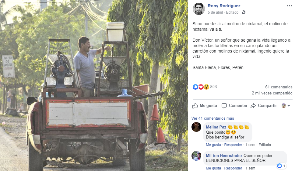 Don Víctor visita las casas para llevar sus molinos a las personas