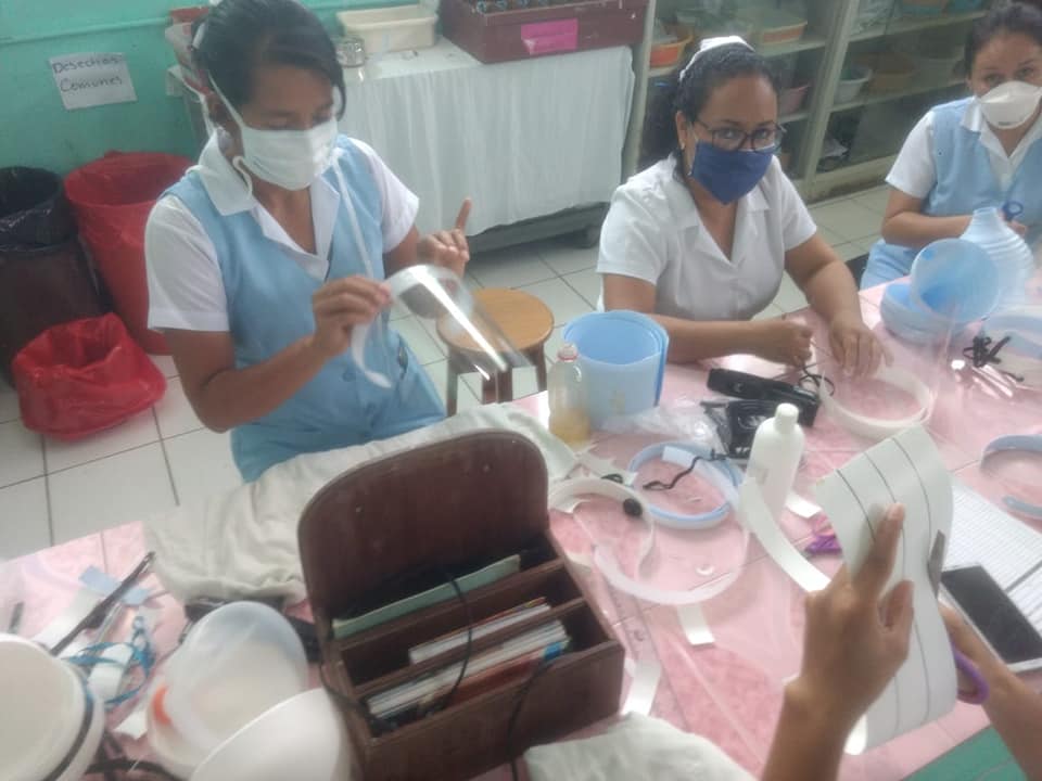 Enfermeras fabricaron mascarillas