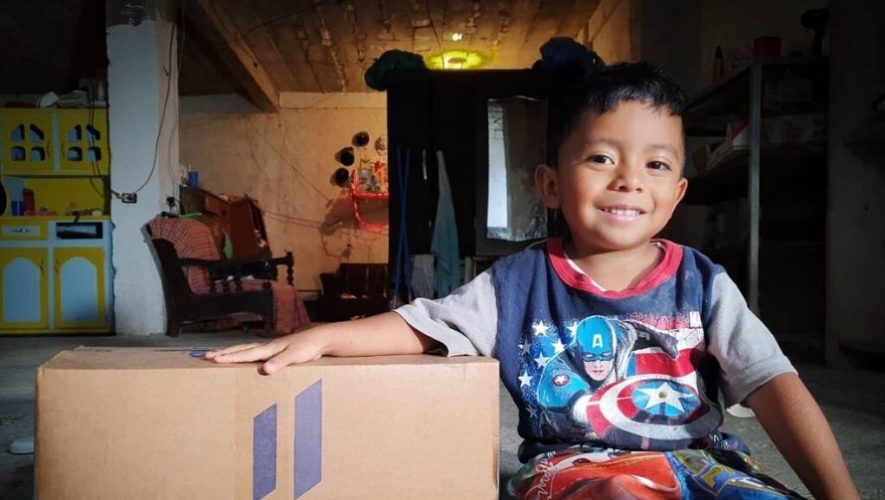 Entregan kits de alimentos a familias necesitadas durante el COVID-19 en Guatemala