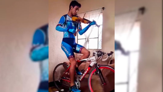 Estuardo Sáenz demuestra su talento en la bicicleta al interpretar el himno con su violín