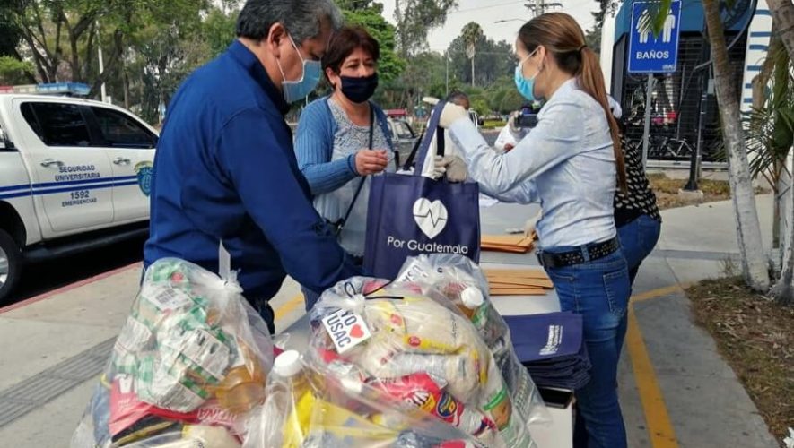 Estudiantes de la USAC entregaron bolsas de víveres a comerciantes informales y comunidades