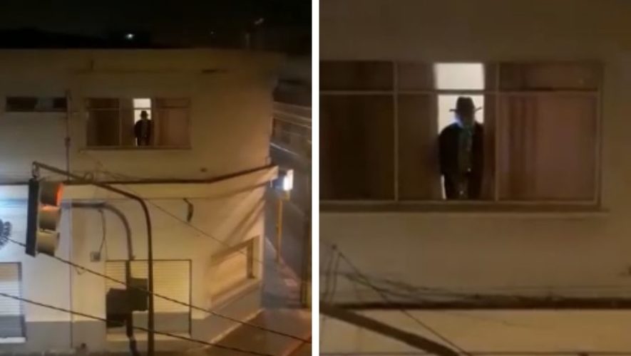 Guatemalteco interpretó melodías en saxofón desde su ventana en el Centro Histórico