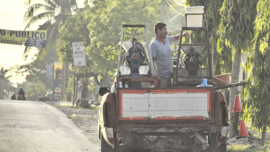 Guatemalteco lleva molinos de nixtamal hasta las tortillerías de los pobladores