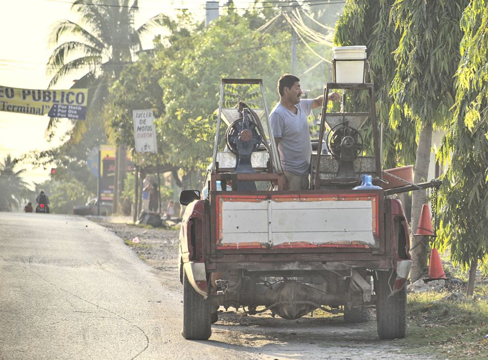 Guatemalteco lleva molinos de nixtamal
