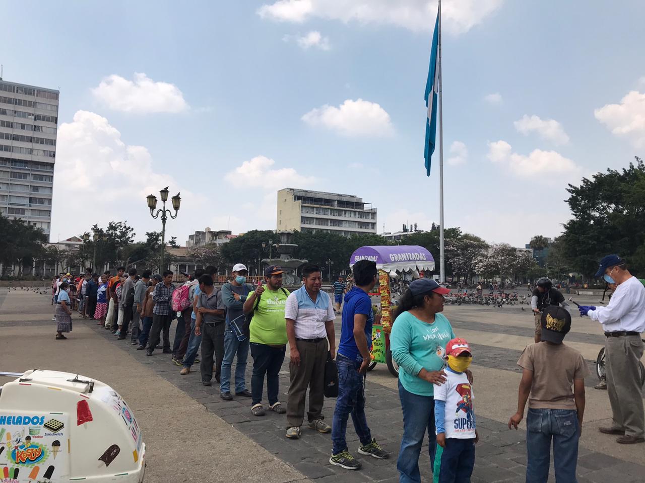 Guatemaltecos apoyan a vendedores informales