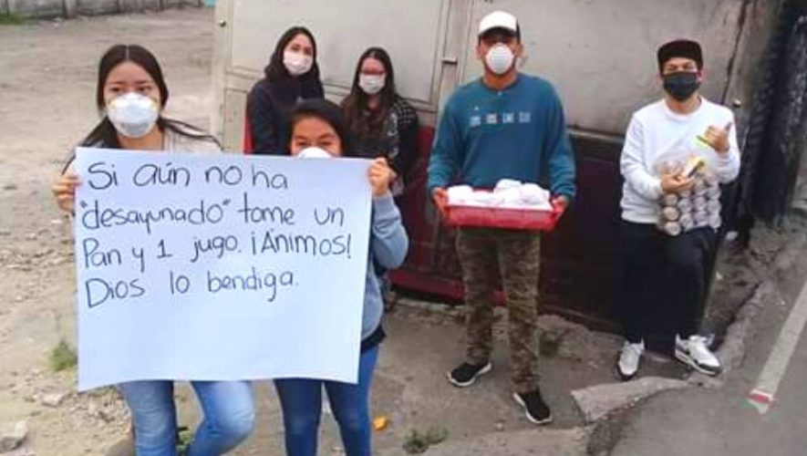 Jóvenes guatemaltecos regalaron desayunos a personas necesitadas en Villa Nueva (1)