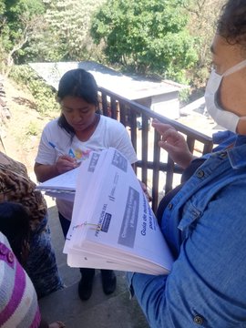 Maestra entregó guías de estudio a sus alumnos en Guatemala