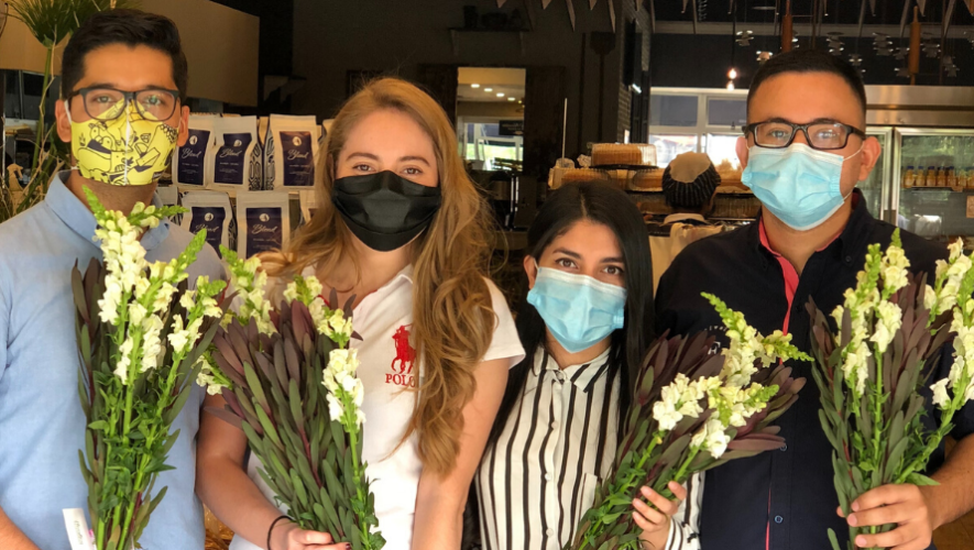 Movimiento busca agradecer la labor de médicos y enfermeras con cientos de flores