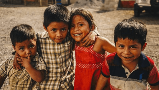 Originario de Alta Verapaz intercambia fotografías por bolsas de víveres para donar