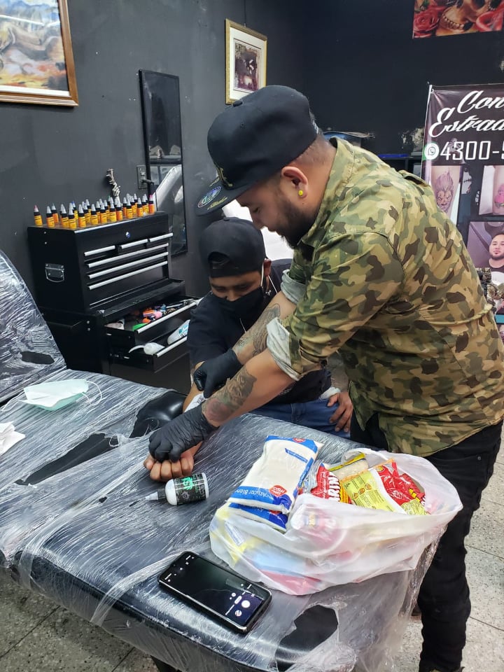 Originario de Quetzaltenango hará tatuajes a cambio de víveres para donar