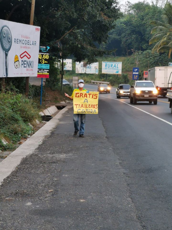 Regalaron comida a pilotos de transporte pesado