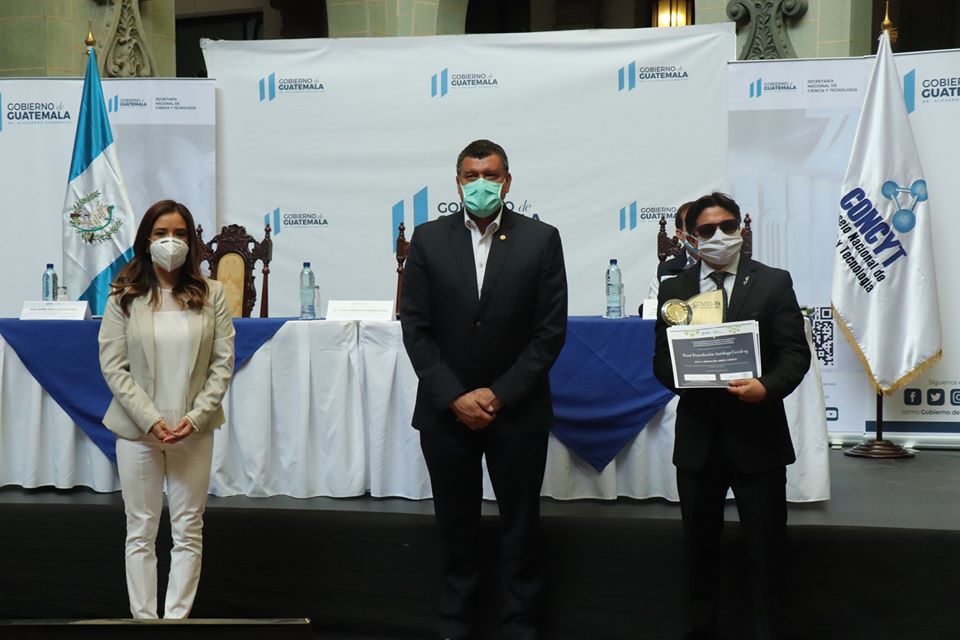 René Aguilar recibe el reconocimiento