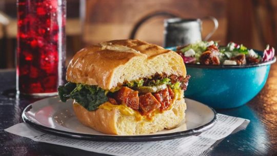 Restaurantes de Zona 4 se unen para dar vales canjeables por comida en Guatemala