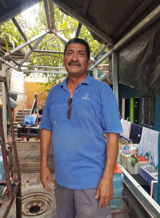Señor lleva sus molinos a las casas