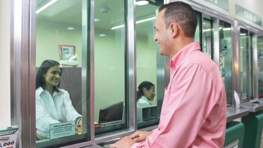 Venta y compra de dólares en el Dolarmania de Banco Azteca Guatemala 7