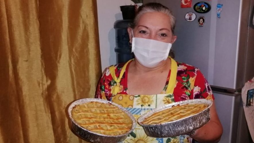 Abuelita vende pasteles caseros para ayudar a su familia debido el COVID-19