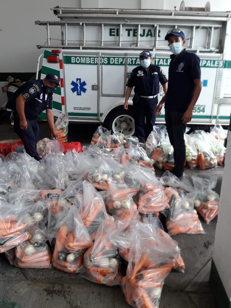 Agricultor donó verduras de su cosecha