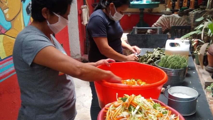 Banderas Blancas Sac, comedor comunitario brinda almuerzos gratis en Antigua Guatemala