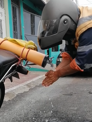 Guatemalteco creó ingenioso prototipo para lavarse las manos y llevarlo en la moto