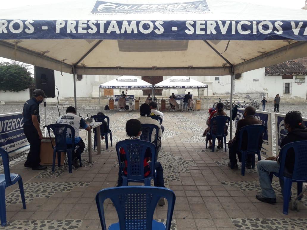 Guatemaltecos regalaron cortes de cabello
